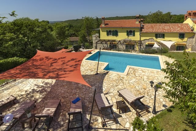 Viseće ležaljke u vrtu s pogledom na bazen