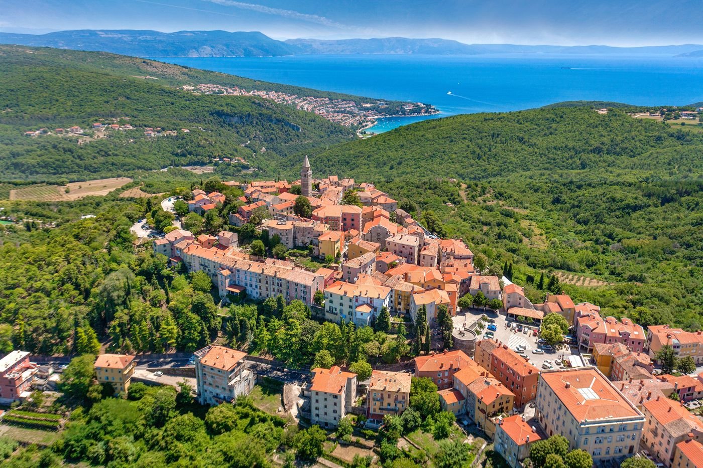 Stari grad Labin iz zraka, iza njega Rabac i Kvarner