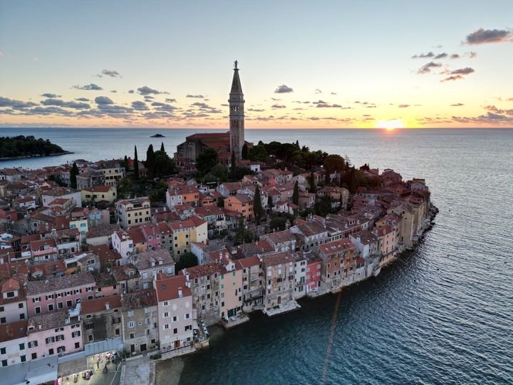 Rovinj iz zraka u zalazak sunca